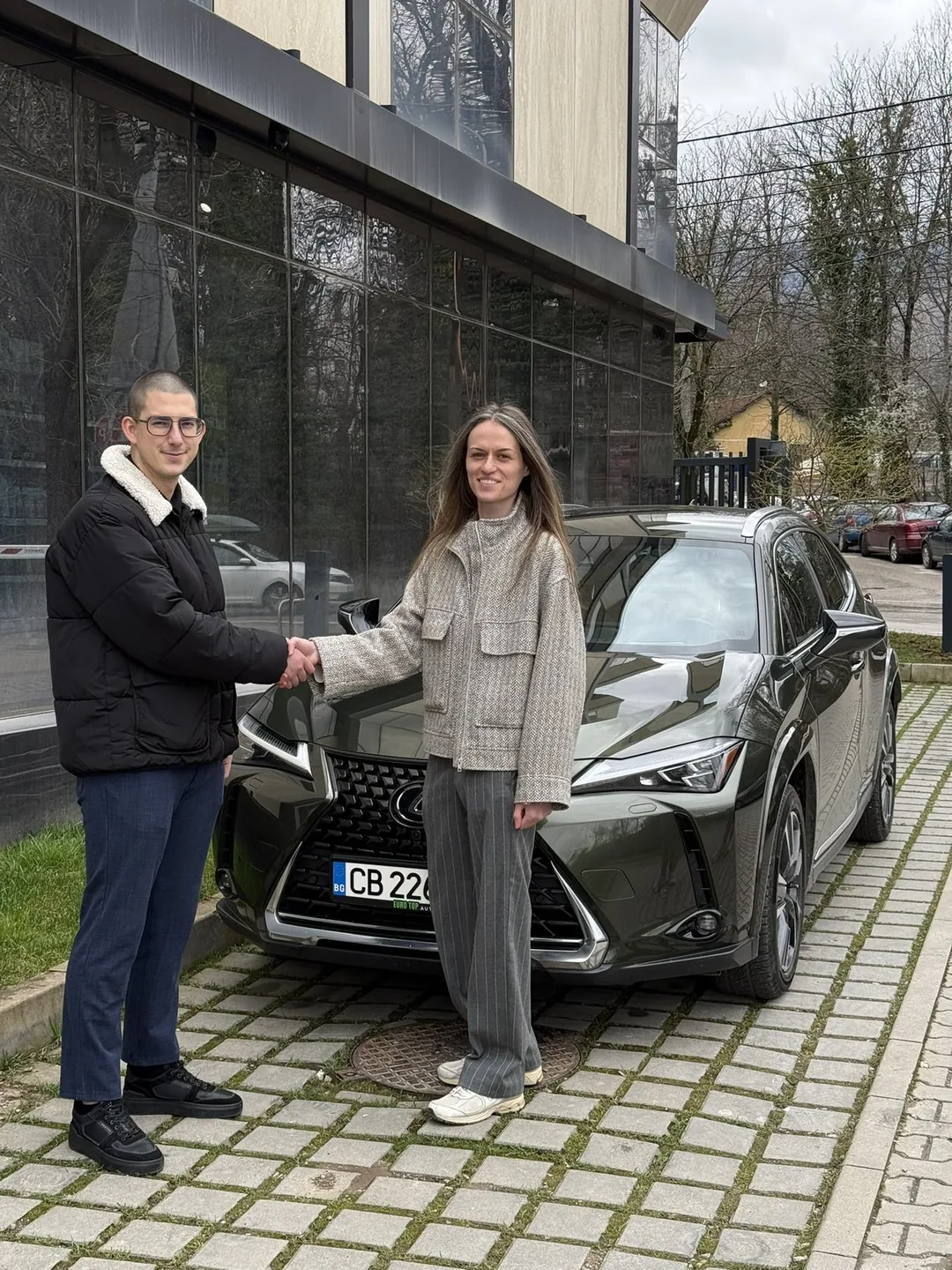 Клиентка получава ключовете за Lexus UX